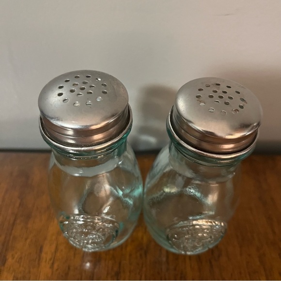 salt and pepper shaker made from recycled glass with a stainless steel lid. - Picture 4 of 9